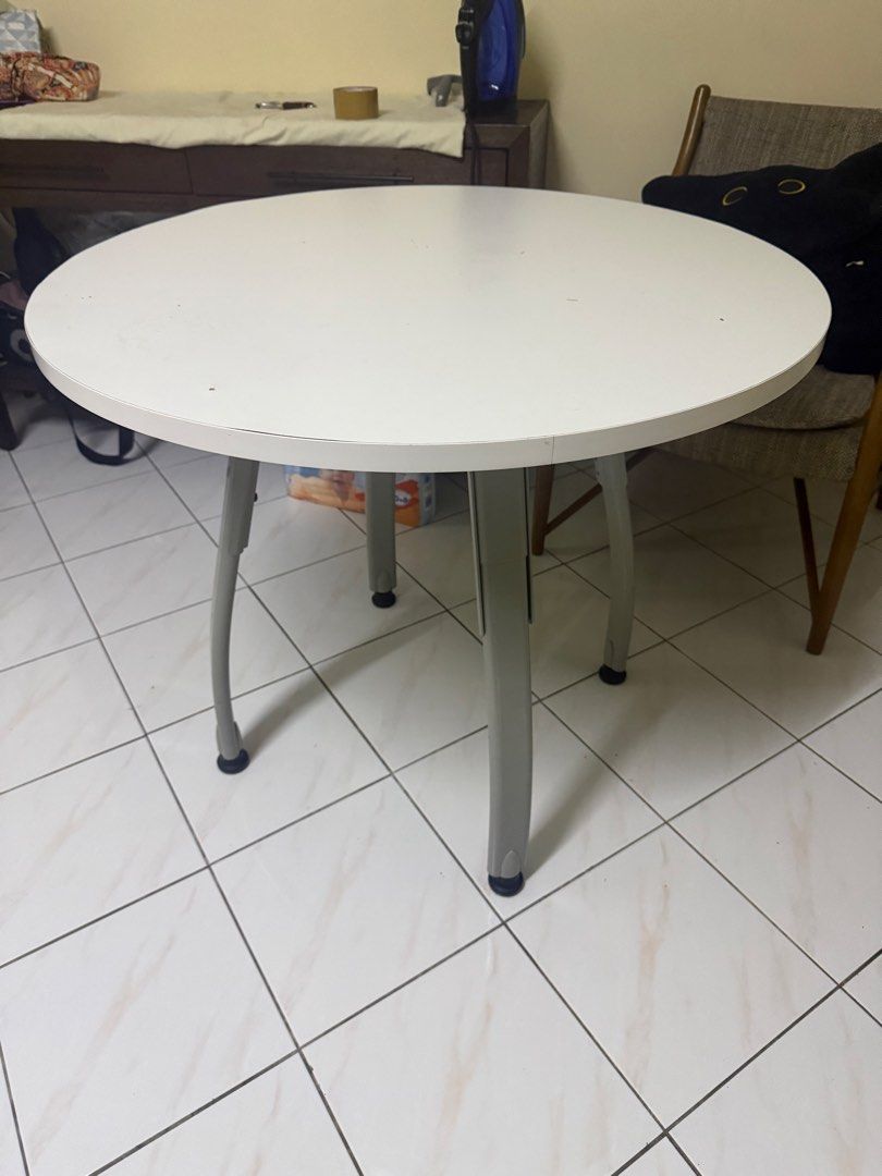 Dining table (Category: Coffee & Tea Tableware) located in Seremban. Submitted by ainsabri93 (Listing ID 1459511062, Image 1). Description: Round table with leg steel . Have a bit minor as per picture shown..