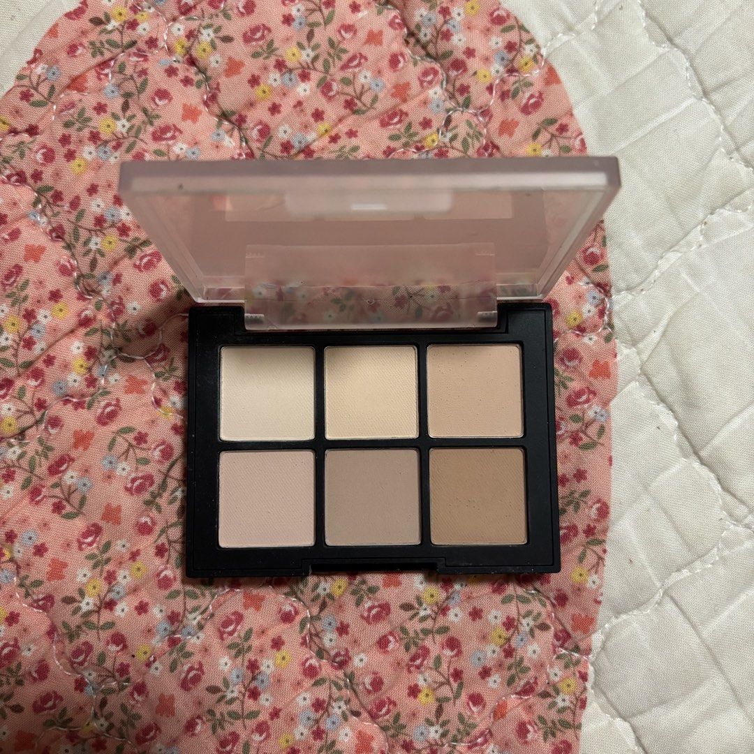 Dinto Eyeshadow (Category: Makeup) located in Davao. Submitted by declutterwithsha (Listing ID 1459604423, Image 1). Description: bradnew.