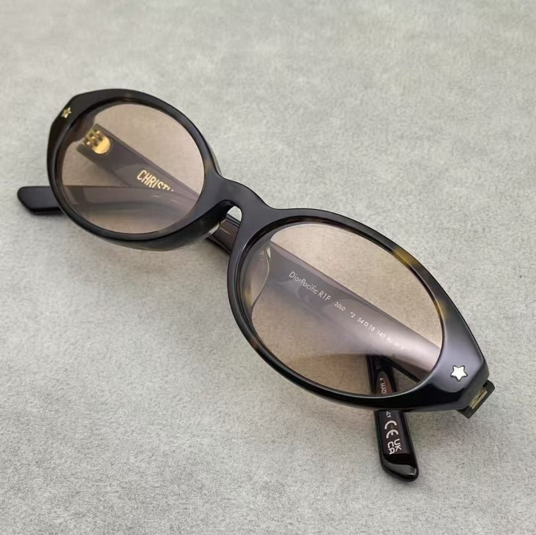 DIOR 太陽眼鏡 （分類：飾物及配件）位於 Hong Kong。 由 smsngsmdnf09431 提交（商品編號 1459619798，圖片 2）。簡介： DIOR 太陽眼鏡 全新正貨，包裝齊全 仲有其他款式顏色，有需要問我呀。