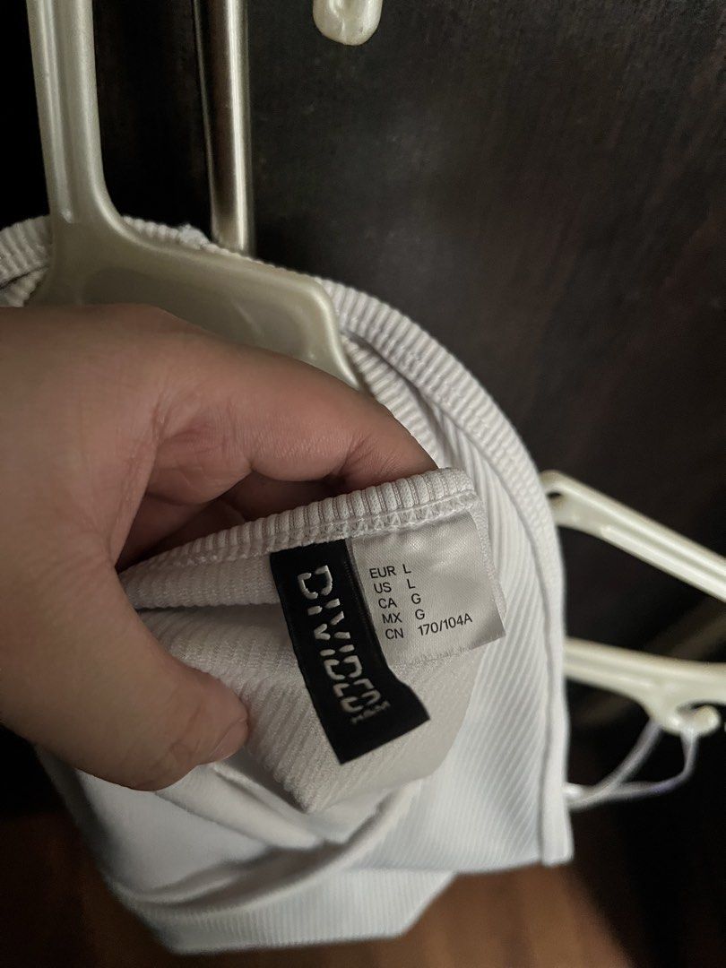 DIVIDED by H&M Ribbed Halter Neck Crop Top (Category: Sleeveless) located in Manila. Submitted by quick.iyarel (Listing ID 1459544627, Image 2). Description: - Grey ribbed halter neck crop top - From Divided by H&M - Ties at the back for adjustable fit - Stretchy material for comfort.