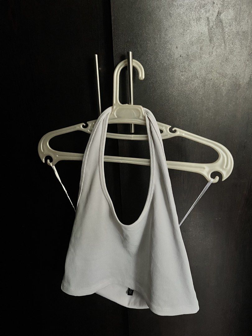 DIVIDED by H&M Ribbed Halter Neck Crop Top (Category: Sleeveless) located in Manila. Submitted by quick.iyarel (Listing ID 1459544627, Image 1). Description: - Grey ribbed halter neck crop top - From Divided by H&M - Ties at the back for adjustable fit - Stretchy material for comfort.