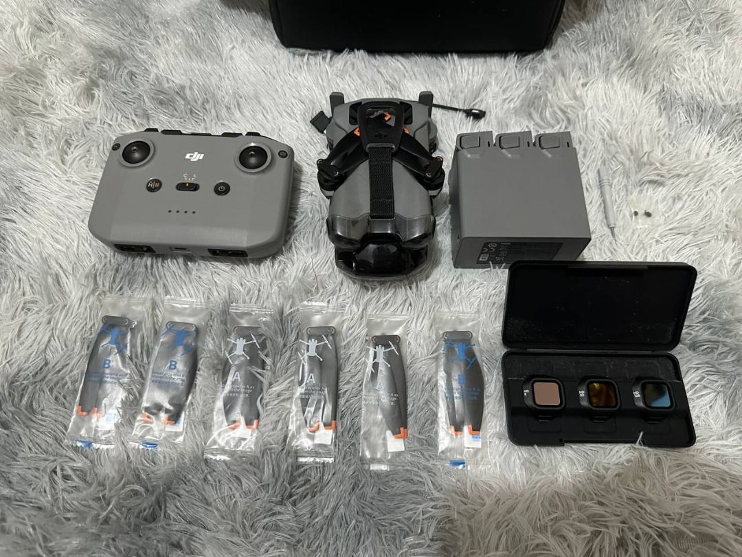 DJI Mini 5 Pro Fly more combo fmc (Category: Drones) located in Quezon City. Submitted by christianxz12345 (Listing ID 1459591795, Image 3). Description: DJI Mini 5 Pro Fly more combo fmc Aircraft DJI RC-N3 Flight battery x3 Two way charging hub Shoulder bag ND Filter Set 6 set of propeller Cycle count 4, 6, 6 Hindi ko maalis ung login email ko pero all working yan at hindi yun nakaka apekto mismo sa drone Meet up Q.C Batasan, Commonwealth, Fairv