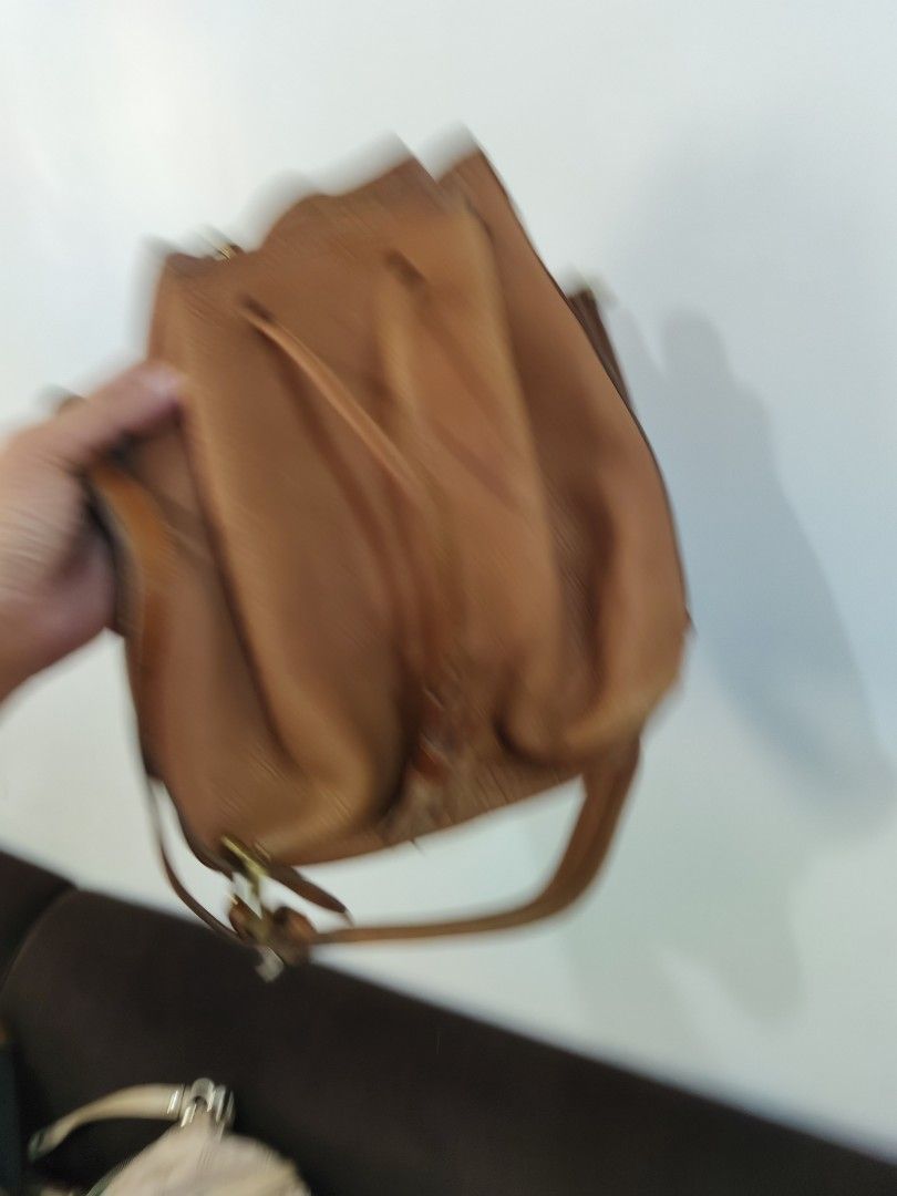 DOONEY AND BOURKE (Category: Luxury Bags & Wallets) located in Davao. Submitted by daneyvintage (Listing ID 1459526489, Image 2). Description: .