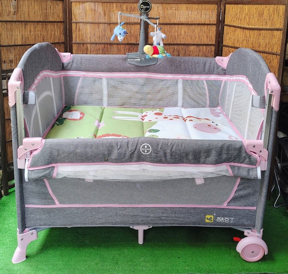 Foldable Baby Playpen Bedside Crib (Category: Cots & Cribs) located in Dasmarinas. Submitted by k3japanstoreph (Listing ID 1459531224, Image 2). Description: FOR SALE Brand New Foldable Baby Playpen Bedside Crib Easy Fold & Open · Comes with Storage Bag Brand new · Unused · Without box ✅ Approx. L100 cm x W70cm x H74cm Actual photos (WYSIWYG) ❌ No return, no exchange ₱2,599 — Mine now, pay now 💳 📍 Dasmariñas, Cavite 🚚 Ships nationwide 📦 Shipp