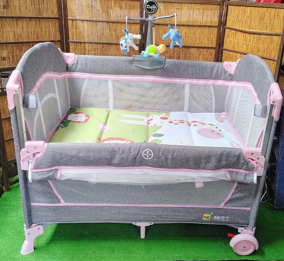 Foldable Baby Playpen Bedside Crib (Category: Cots & Cribs) located in Dasmarinas. Submitted by k3japanstoreph (Listing ID 1459531224, Image 1). Description: FOR SALE Brand New Foldable Baby Playpen Bedside Crib Easy Fold & Open · Comes with Storage Bag Brand new · Unused · Without box ✅ Approx. L100 cm x W70cm x H74cm Actual photos (WYSIWYG) ❌ No return, no exchange ₱2,599 — Mine now, pay now 💳 📍 Dasmariñas, Cavite 🚚 Ships nationwide 📦 Shipp
