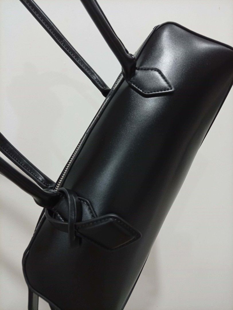 French Niche Easy West bag vegan leather (Category: Shoulder Bags) located in Cavite. Submitted by midnightbloom20 (Listing ID 1459547813, Image 2). Description: made on vegan leather French Niche no branding.