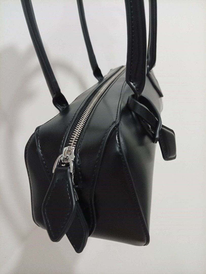 French Niche Easy West bag vegan leather (Category: Shoulder Bags) located in Cavite. Submitted by midnightbloom20 (Listing ID 1459547813, Image 3). Description: made on vegan leather French Niche no branding.