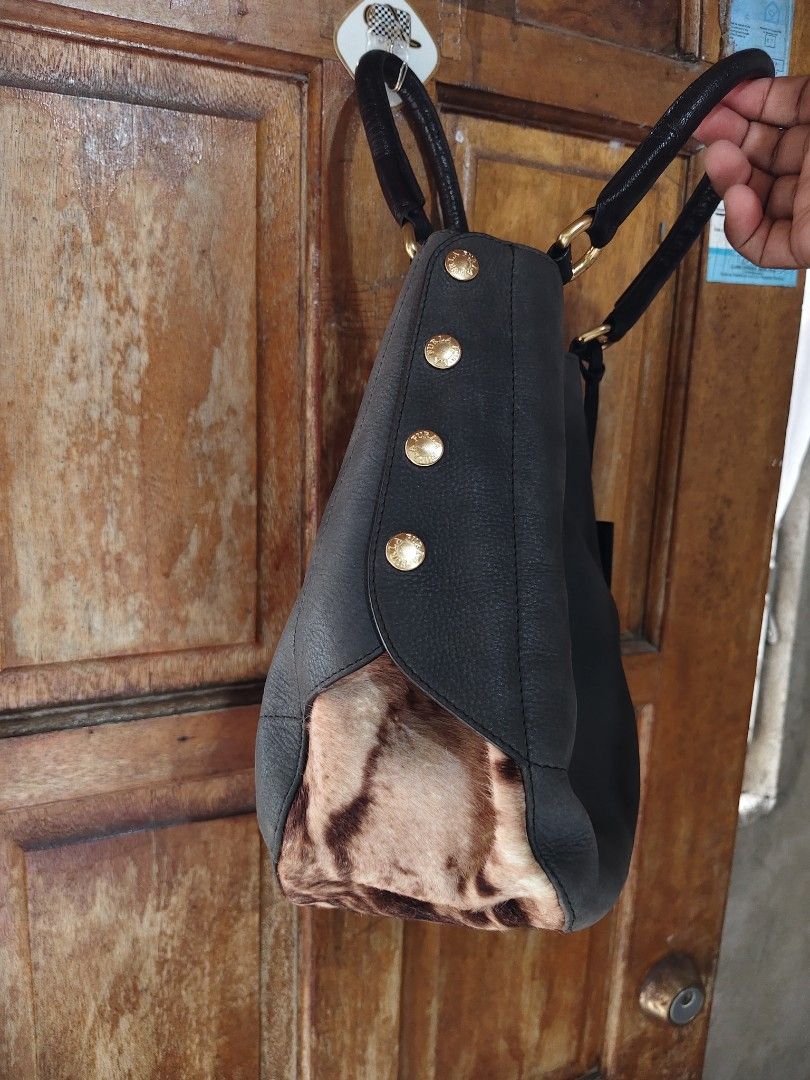Furla Genuine Leather Bag (Category: Luxury Bags & Wallets) located in Iloilo. Submitted by branded-boy0422_16 (Listing ID 1459491785, Image 3). Description: Authentic W: 11 L: 10 excellent to as new no issue Ganda nito sa personal.