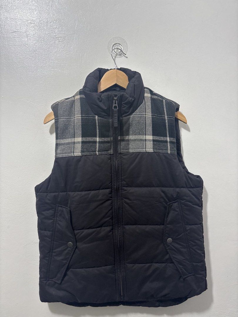 Gap Black Vest Men Small (Category: Coats, Jackets and Outerwear) located in Balanga. Submitted by winterlab_ph (Listing ID 1459588237, Image 3). Description: Code: A797 Width: 20.5 Length: 24 Shoulders: 16.