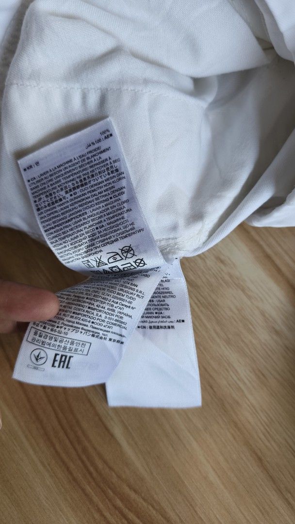 GAP White Chino Shorts Size 32 (Category: Shorts) located in Cavite. Submitted by thrifty.ever (Listing ID 1459527670, Image 3). Description: - Classic white chino shorts from GAP - Size 32 waist can fit up to 34 - Comfortable for everyday wear - Simple and versatile design - Ideal for casual outings or a relaxed look - Easy to pair with any top.