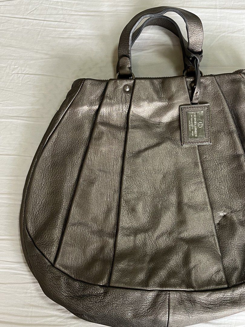Giorgio Armani Handbag (Category: Luxury Bags & Wallets) located in Antipolo. Submitted by itsme_ghelsonn (Listing ID 1459574499, Image 3). Description: Sign of used.