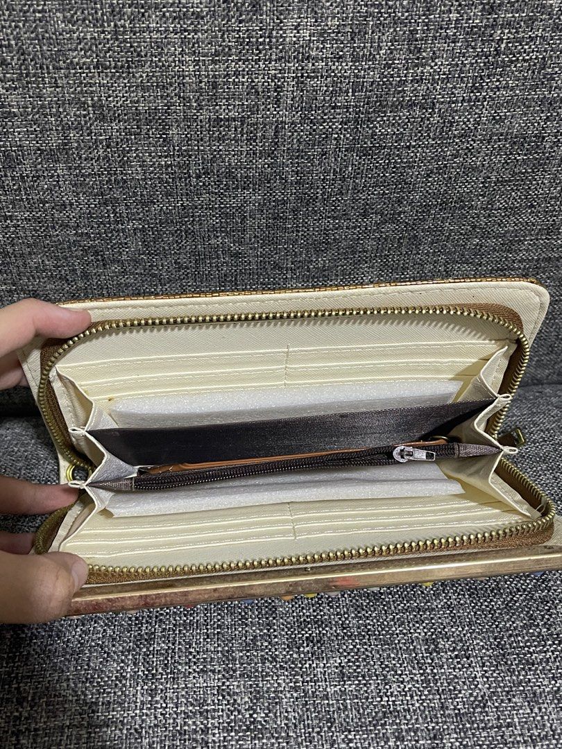 Gold wallet (Category: Wallets & Card holders) located in Quezon City. Submitted by tresheaven (Listing ID 1459636606, Image 2). Description: .