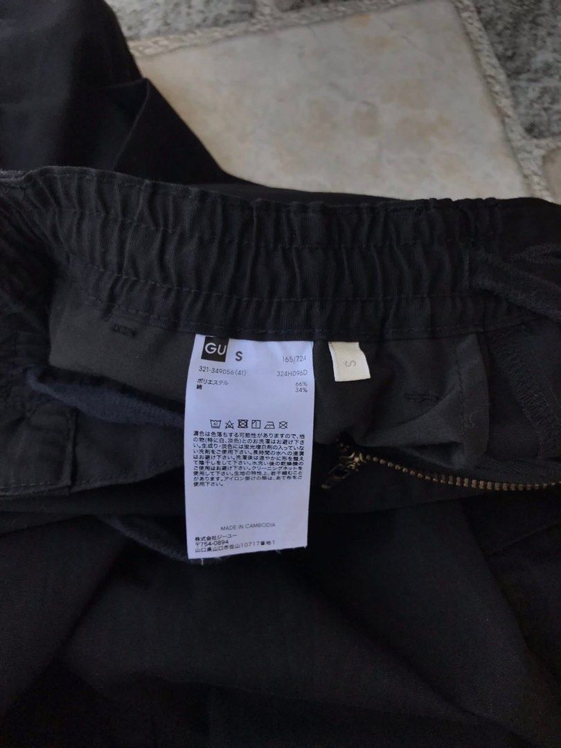 GU CARGO BALLOON PANTS (Category: Trousers) located in Roxas City. Submitted by anamaria12997 (Listing ID 1459644403, Image 3). Description: Size on tag: Small Waistline 28-32 Length 39 Hem 10.5 .