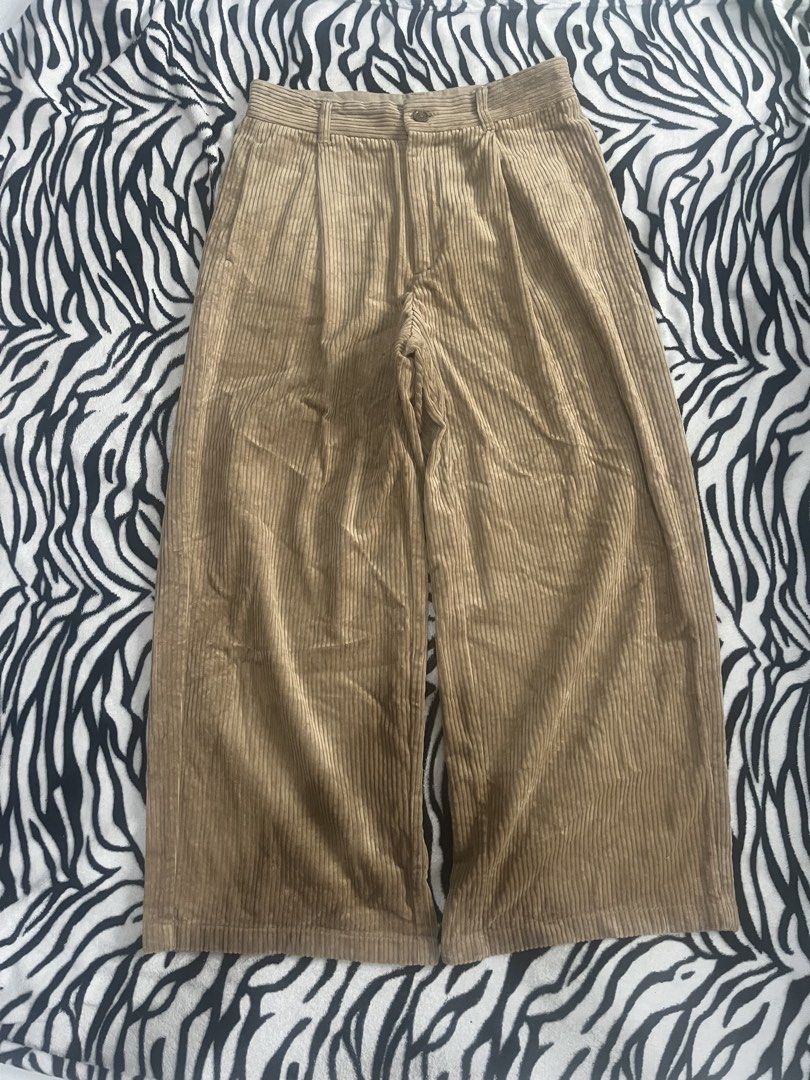 GU Corduroy Wide-Leg Pants (Category: Joggers) located in Santo Tomas. Submitted by venpineda (Listing ID 1459492995, Image 1). Description: These appear to be a pair of tan wide-leg corduroy trousers featuring front pleats. Excellent Condition NEGO!! No issue Size L on tag Waist 29-30 Length 38 Hem 11 Rise 13.5.