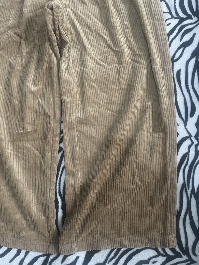 GU Corduroy Wide-Leg Pants (Category: Joggers) located in Santo Tomas. Submitted by venpineda (Listing ID 1459492995, Image 3). Description: These appear to be a pair of tan wide-leg corduroy trousers featuring front pleats. Excellent Condition NEGO!! No issue Size L on tag Waist 29-30 Length 38 Hem 11 Rise 13.5.