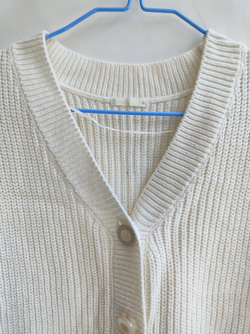 GU Cropped Knit Vest (Category: Coats, Jackets and Outerwear) located in Iligan City. Submitted by nadxxxie (Listing ID 1459505822, Image 2). Description: - Off white cropped knit vest from GU - V-neckline - Button-up front closure - Size Medium on tag -Length:16 inches -Width: 20 inches Please read before making an offer: • All posted prices are FIXED. • Please make an offer only if you are a sure buyer. Due to my limited reply quota, I will pri