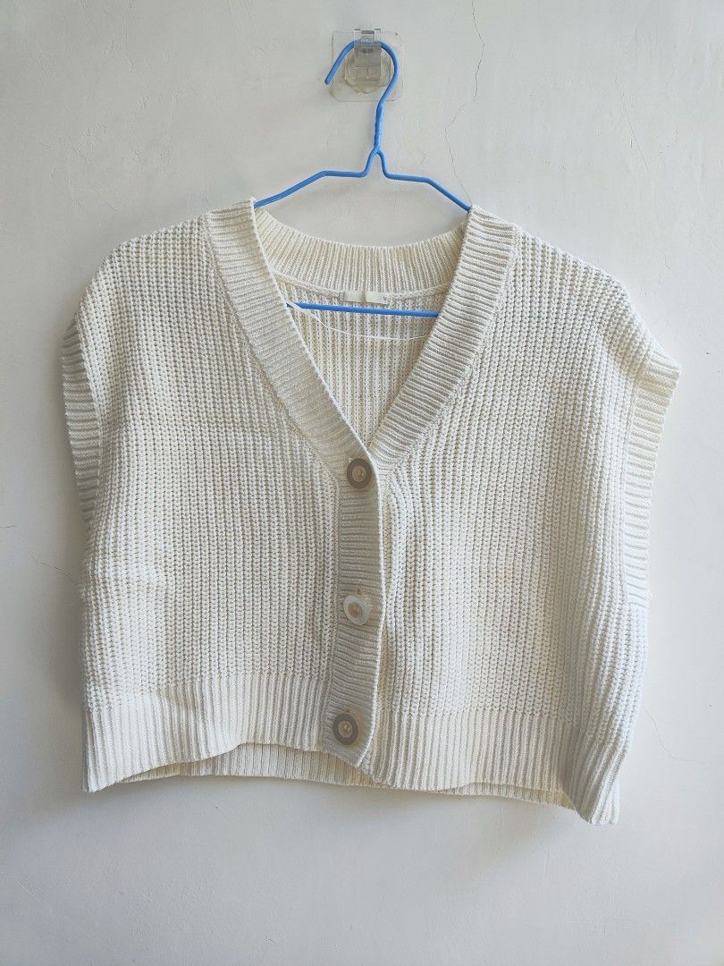 GU Cropped Knit Vest (Category: Coats, Jackets and Outerwear) located in Iligan City. Submitted by nadxxxie (Listing ID 1459505822, Image 1). Description: - Off white cropped knit vest from GU - V-neckline - Button-up front closure - Size Medium on tag -Length:16 inches -Width: 20 inches Please read before making an offer: • All posted prices are FIXED. • Please make an offer only if you are a sure buyer. Due to my limited reply quota, I will pri