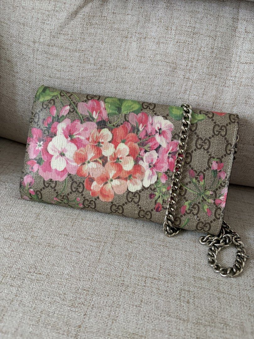 Gucci Wallet on Chain (Category: Luxury Bags & Wallets) located in Batangas. Submitted by misskorea16 (Listing ID 1459602606, Image 2). Description: Wallet on chain Still in excellent condition No code.