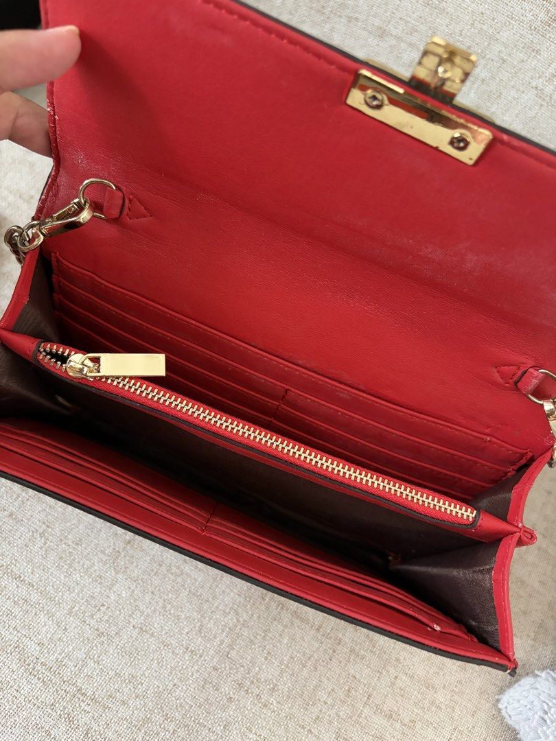 Gucci Wallet on Chain (Category: Luxury Bags & Wallets) located in Batangas. Submitted by misskorea16 (Listing ID 1459602606, Image 3). Description: Wallet on chain Still in excellent condition No code.