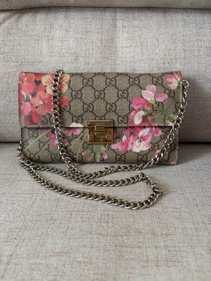 Gucci Wallet on Chain (Category: Luxury Bags & Wallets) located in Batangas. Submitted by misskorea16 (Listing ID 1459602606, Image 1). Description: Wallet on chain Still in excellent condition No code.