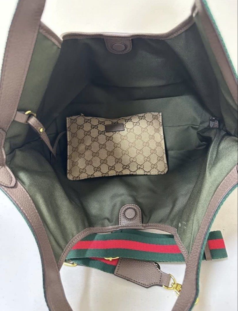Guccinggg giglio (Category: Luxury Bags & Wallets) located in Los Banos. Submitted by ditasbautista2329 (Listing ID 1459686638, Image 3). Description: Gucccingg giglio Canvass Comes with pouch Actual picture posted Super ganda nitong bag na ito pang office or pang travel pwedeng pwede.