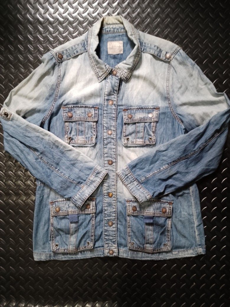 Guess Acid Washed Denim (Category: Activewear) located in Baguio. Submitted by bado.feels (Listing ID 1459605969, Image 1). Description: Size s-m 19x26 Sleeves 24.5 200+sf Baguio Loc.