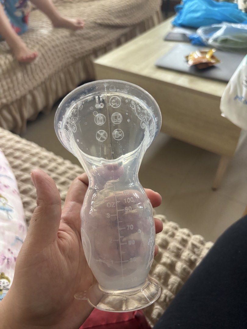 Hakka Silicone Breast Pump (Category: Breastfeeding & Bottle Feeding) located in Calauan. Submitted by amaris.boutique.ph (Listing ID 1459510876, Image 3). Description: - Silicone breast pump - Measurement markings in oz and ml - Easy to use and clean - Ideal for collecting breast milk.