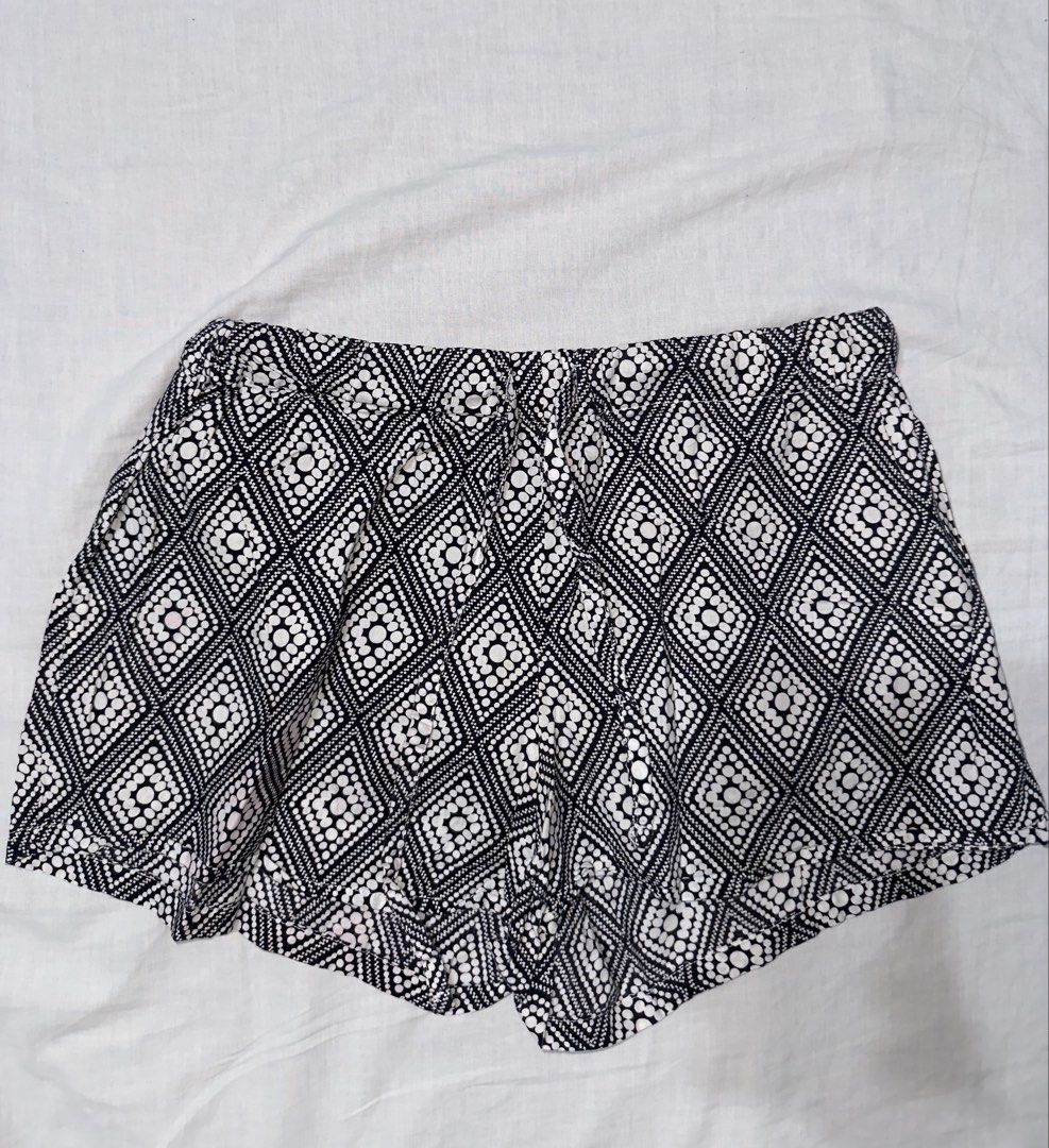 Hanes Black & White Geometric Pattern Shorts (Category: Shorts) located in Santa Ana. Submitted by fatikilla (Listing ID 1459625076, Image 1). Description: - Stylish black and white geometric pattern - Comfortable elastic waistband for a perfect fit - Ideal for lounging at home or casual everyday wear - Versatile: easily pairs with any of your favorite tops.