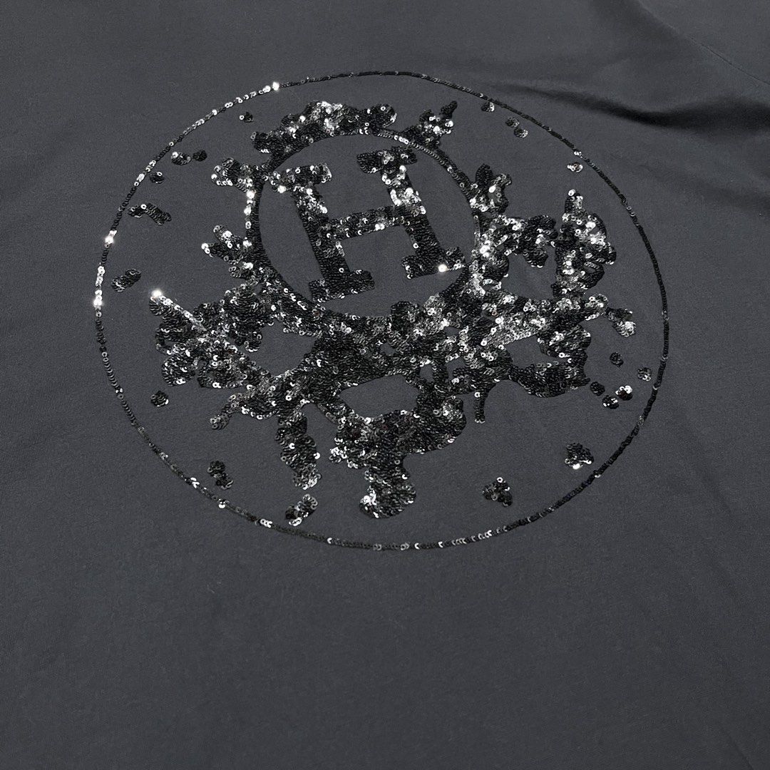 HERMES TSHIRT (Category: Luxury Apparel) located in Marikina City. Submitted by arniejane23 (Listing ID 1459685115, Image 2). Description: HERMES TSHIRT SIZE M TO L DIMENSION width - 21.5 length - 27 MISSING NECK TAG/NO OTHER FLAW EXCELLENT CONDITION! 📩📩📩 .