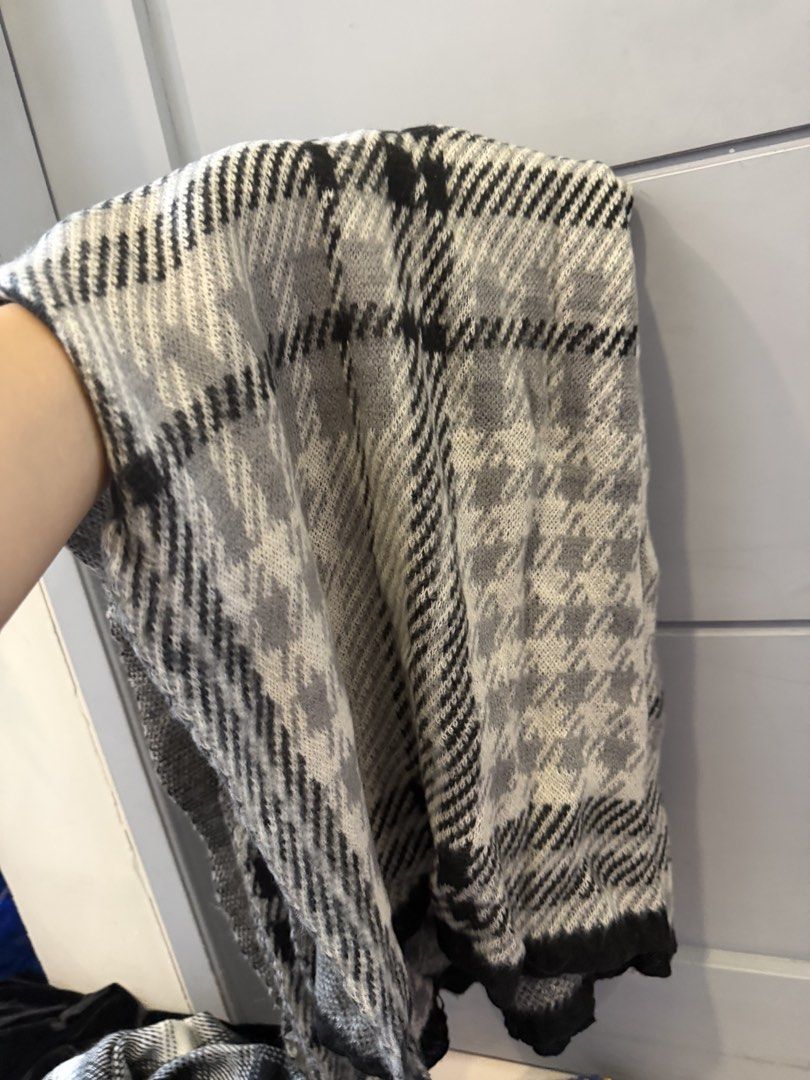 H&M BLACK & WHITE SCARF (38x94) (Category: Scarves) located in Lipa City. Submitted by upcycle_alley (Listing ID 1459630111, Image 2). Description: .