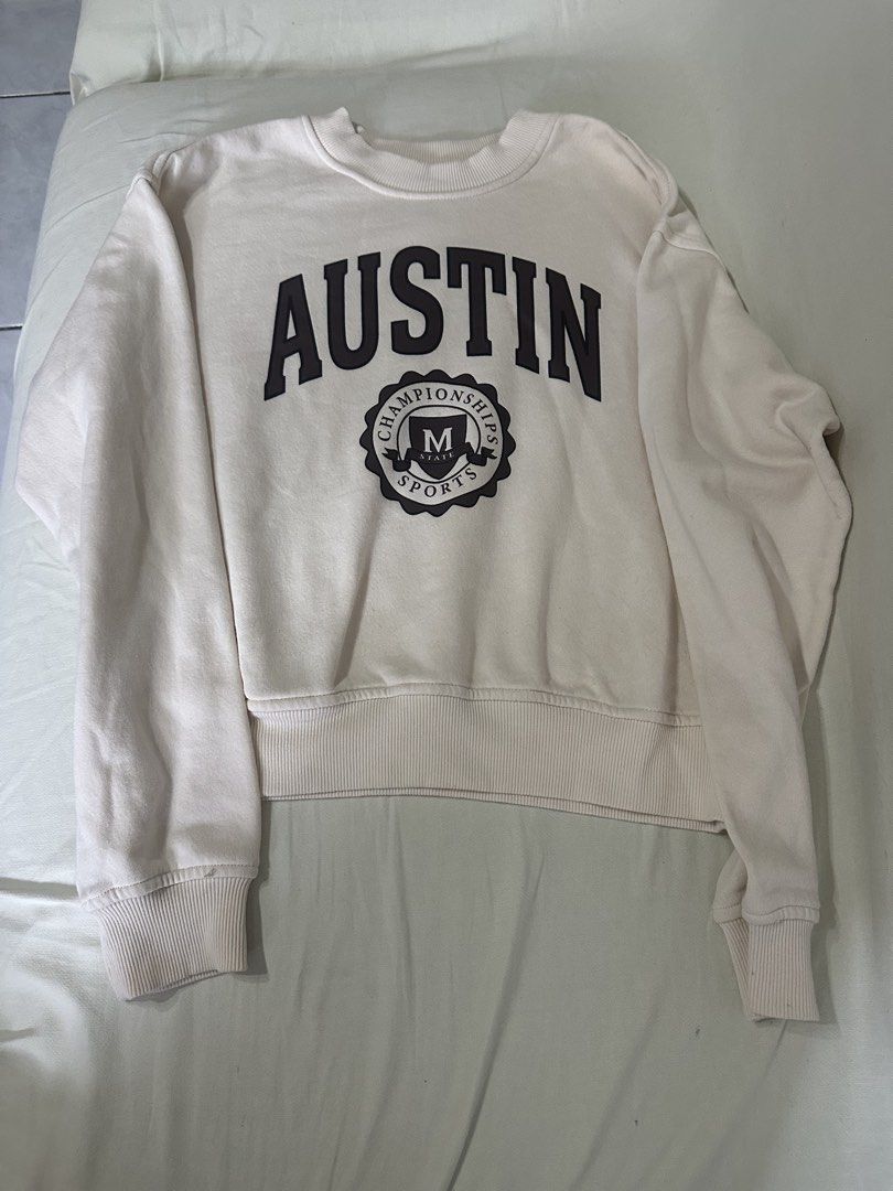 H&M (DIVIDED) (Category: Coats, Jackets and Outerwear) located in Taguig. Submitted by mywardrobe001 (Listing ID 1459531729, Image 1). Description: Like new no issue!!.