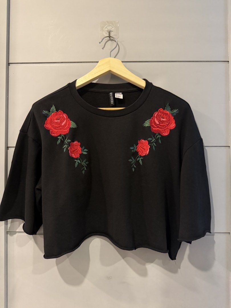H&M DIVIDED BLACK CROPPED TSHIRT (L) (Category: Shirts) located in Lipa City. Submitted by upcycle_alley (Listing ID 1459627750, Image 2). Description: .