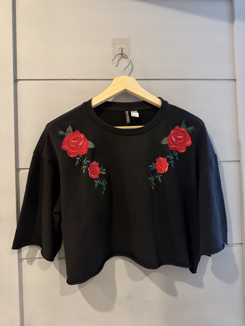 H&M DIVIDED BLACK CROPPED TSHIRT (L) (Category: Shirts) located in Lipa City. Submitted by upcycle_alley (Listing ID 1459627750, Image 1). Description: .