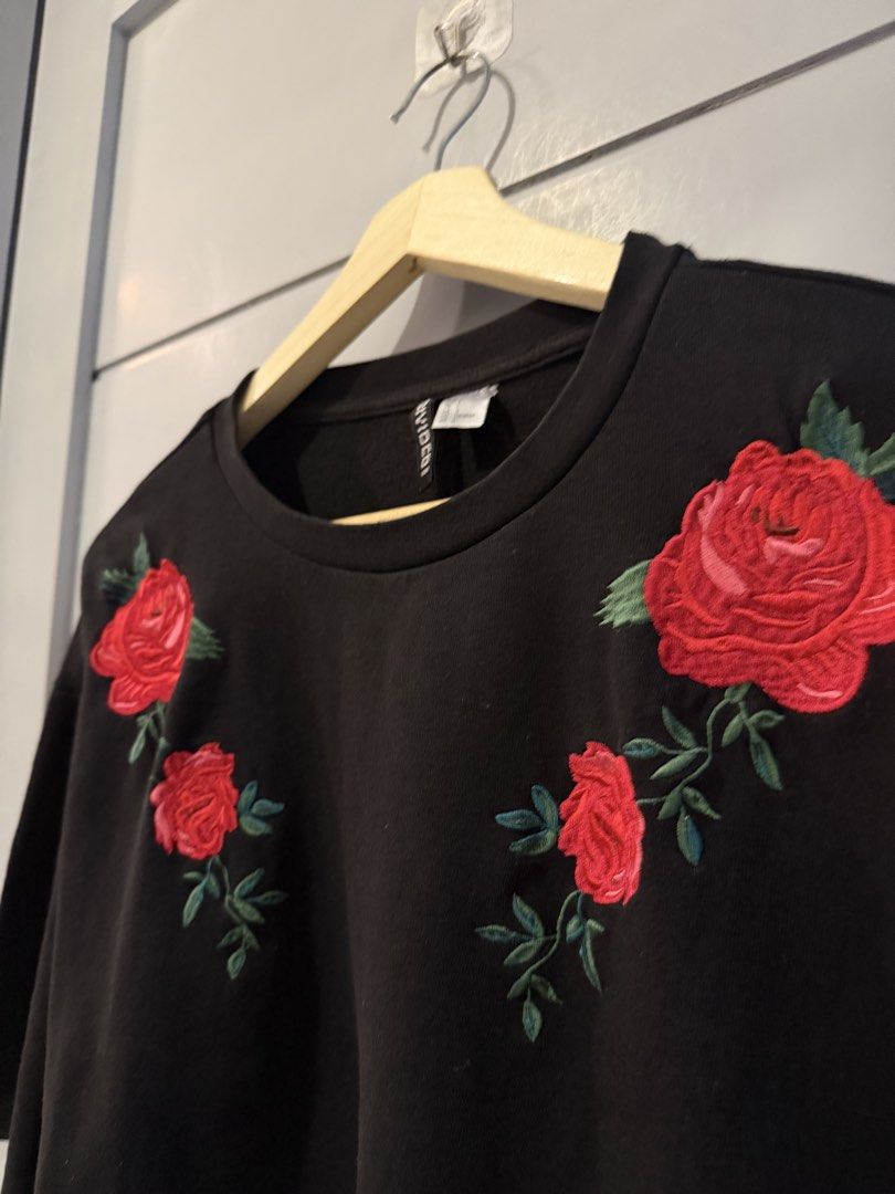 H&M DIVIDED BLACK CROPPED TSHIRT (L) (Category: Shirts) located in Lipa City. Submitted by upcycle_alley (Listing ID 1459627750, Image 3). Description: .