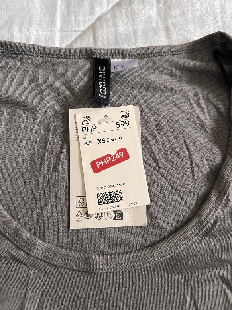 H&M Divided Grey Long Sleeve Top XS (Category: Longsleeves) located in Taguig. Submitted by gingerderp (Listing ID 1459586977, Image 2). Description: Super comfy H&M Divided long-sleeved top in a chic grey color! Perfect for everyday wear, this XS size top features a flattering scoop neck and a nice ribbed texture all over. It's still brand new with tags, originally priced at PHP 599, but you can grab it for a steal!.