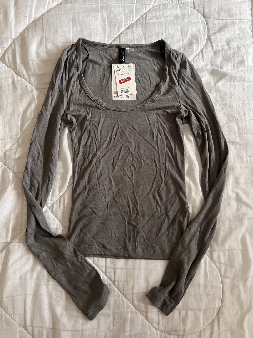 H&M Divided Grey Long Sleeve Top XS (Category: Longsleeves) located in Taguig. Submitted by gingerderp (Listing ID 1459586977, Image 1). Description: Super comfy H&M Divided long-sleeved top in a chic grey color! Perfect for everyday wear, this XS size top features a flattering scoop neck and a nice ribbed texture all over. It's still brand new with tags, originally priced at PHP 599, but you can grab it for a steal!.