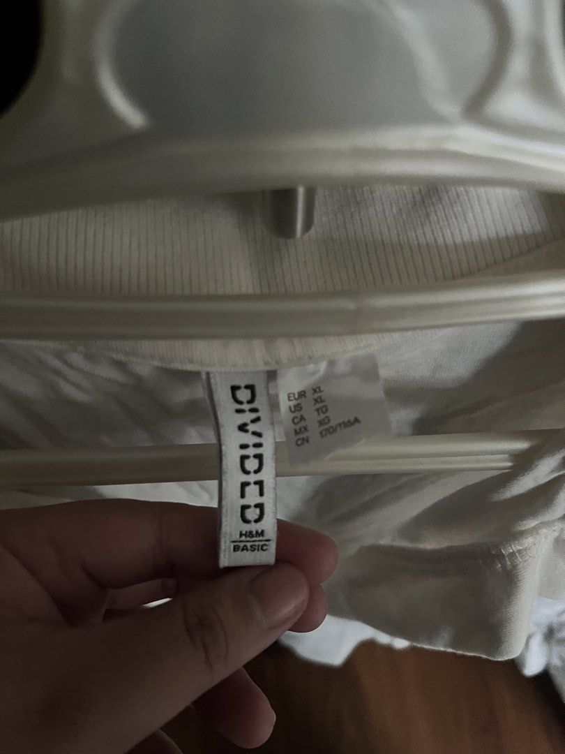 H&M Divided White Cropped Polo Shirt (Category: Shirts) located in Manila. Submitted by quick.iyarel (Listing ID 1459544377, Image 2). Description: - White cropped polo shirt from H&M Divided - Short sleeves with collar and V-neck opening - Simple and versatile design - Perfect for casual styling.