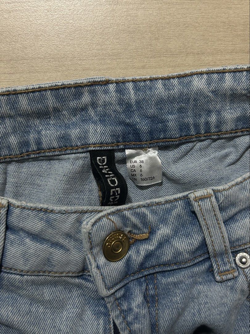 H&M Light Washed Jeans (Category: Jeans) located in Quezon City. Submitted by lynloved (Listing ID 1459521515, Image 2). Description: ⟡ Brand: H&M ⟡ Size: 38, indicated on tag ⟡ No worn photos available, as these clothes no longer fit me. ☆ Measurements when laid flat: Waist: 14" Outseam: 36" Inseam: 25" Front & Back rise: 12" Hip: 19" Thigh: 11" Leg opening: 6" (2).