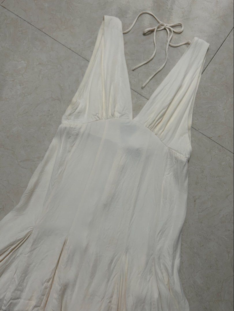 H&M Beige / Cream Dress (Category: Dresses) located in Calamba. Submitted by thingsilovedd (Listing ID 1459497077, Image 2). Description: Great condition, may stains lang sa back part but washable naman sya di ko na kasi malabhan. Very cutesy if size ko lang sana I would not sell it 🤍 True color on the last picture Small-Medium Size.