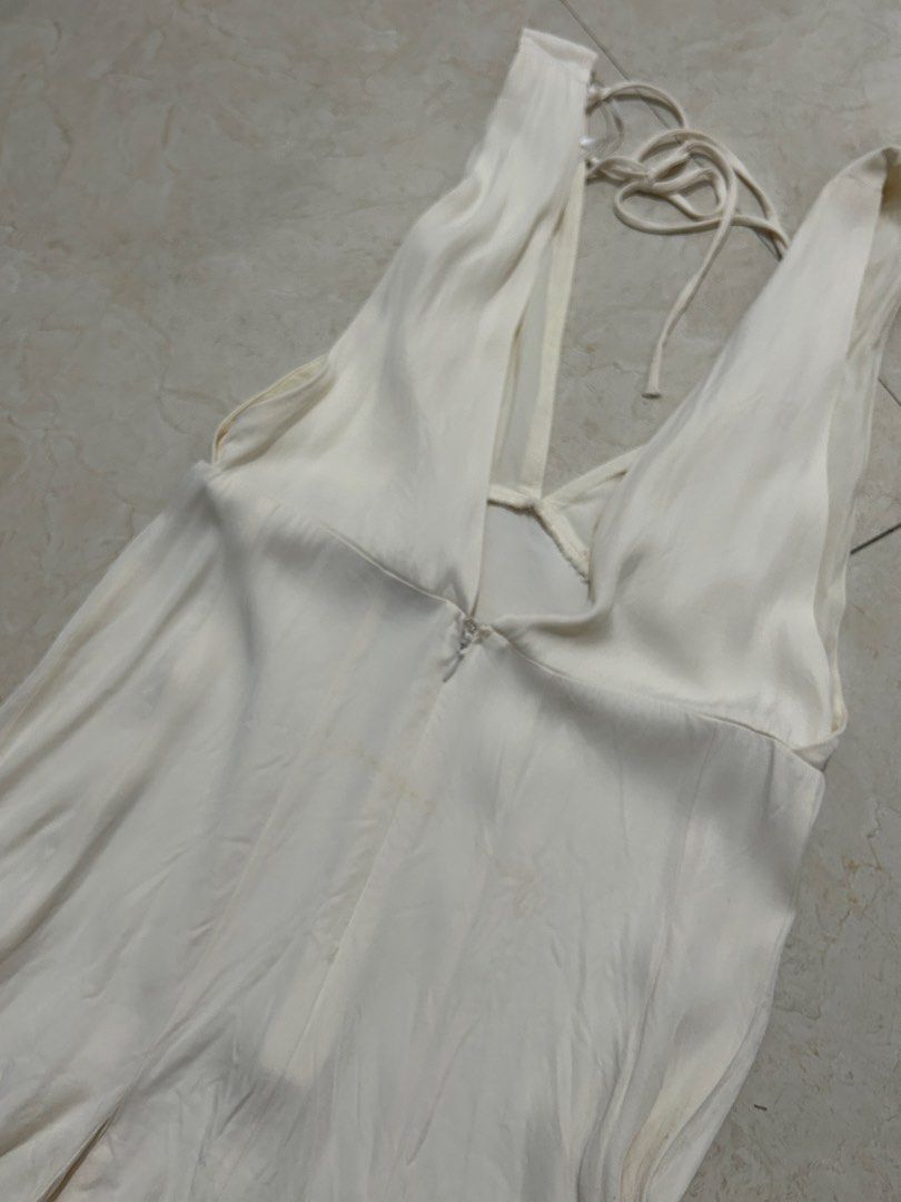 H&M Beige / Cream Dress (Category: Dresses) located in Calamba. Submitted by thingsilovedd (Listing ID 1459497077, Image 3). Description: Great condition, may stains lang sa back part but washable naman sya di ko na kasi malabhan. Very cutesy if size ko lang sana I would not sell it 🤍 True color on the last picture Small-Medium Size.
