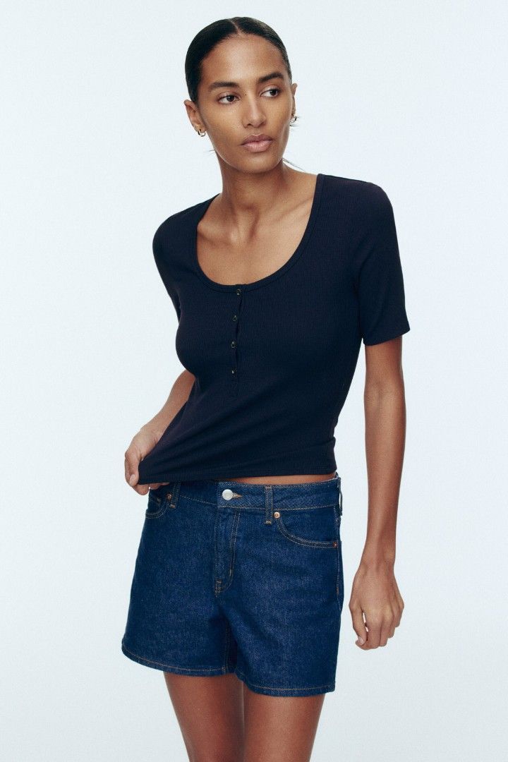 H&M Navy blue Ribbed Viscose top (Category: Blouses) located in Taguig. Submitted by authprelovedonlineshop2 (Listing ID 1459538151, Image 1). Description: - H&M Navy blue Ribbed Viscose top - Size: M - Features: Scoop neck, short sleeves, button-down detail - Fabric: Ribbed - Style: Versatile, can be dressed up or down - Brand new, unused! Php488 🍀All items are preloved unless stated as brand new. 🍀Please manage your expectations. Major flaws 