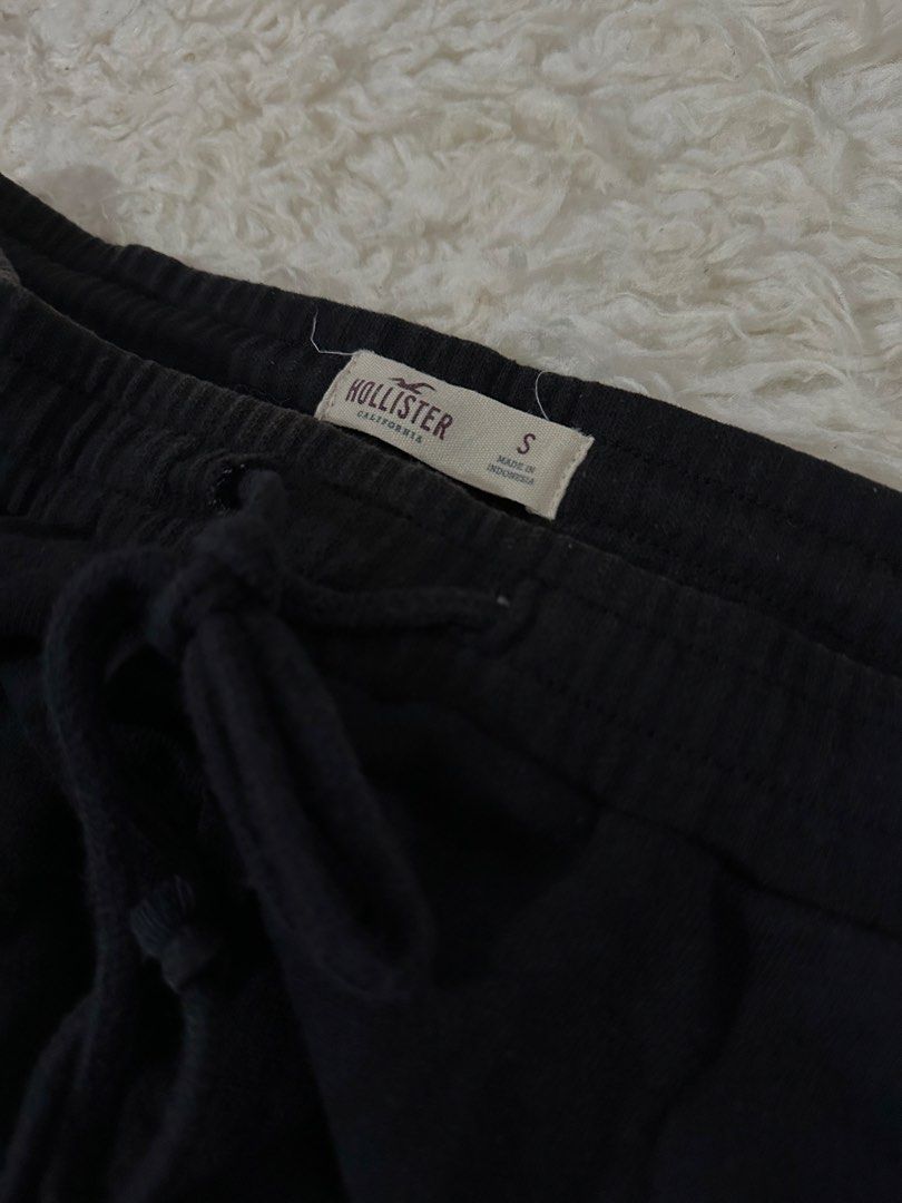 Hollister Black Sweatpants (Category: Other Bottoms) located in Muntinlupa City. Submitted by closetcorner_ (Listing ID 1459571052, Image 2). Description: - Can fit up to Large - Origin: Made in Indonesia.