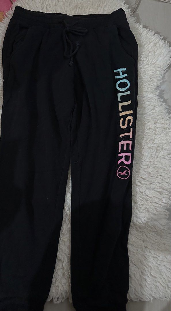 Hollister Black Sweatpants (Category: Other Bottoms) located in Muntinlupa City. Submitted by closetcorner_ (Listing ID 1459571052, Image 1). Description: - Can fit up to Large - Origin: Made in Indonesia.