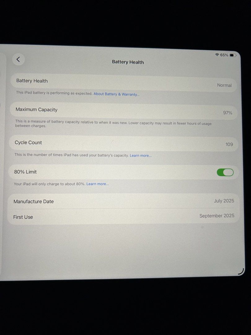 Ipad A16 11th Gen 128 GB (Category: iPad) located in Manila. Submitted by samieyyyy (Listing ID 1459544547, Image 3). Description: 97 battery health 109 cycle count Touch id True tone No Ghost touch Chord only With box.