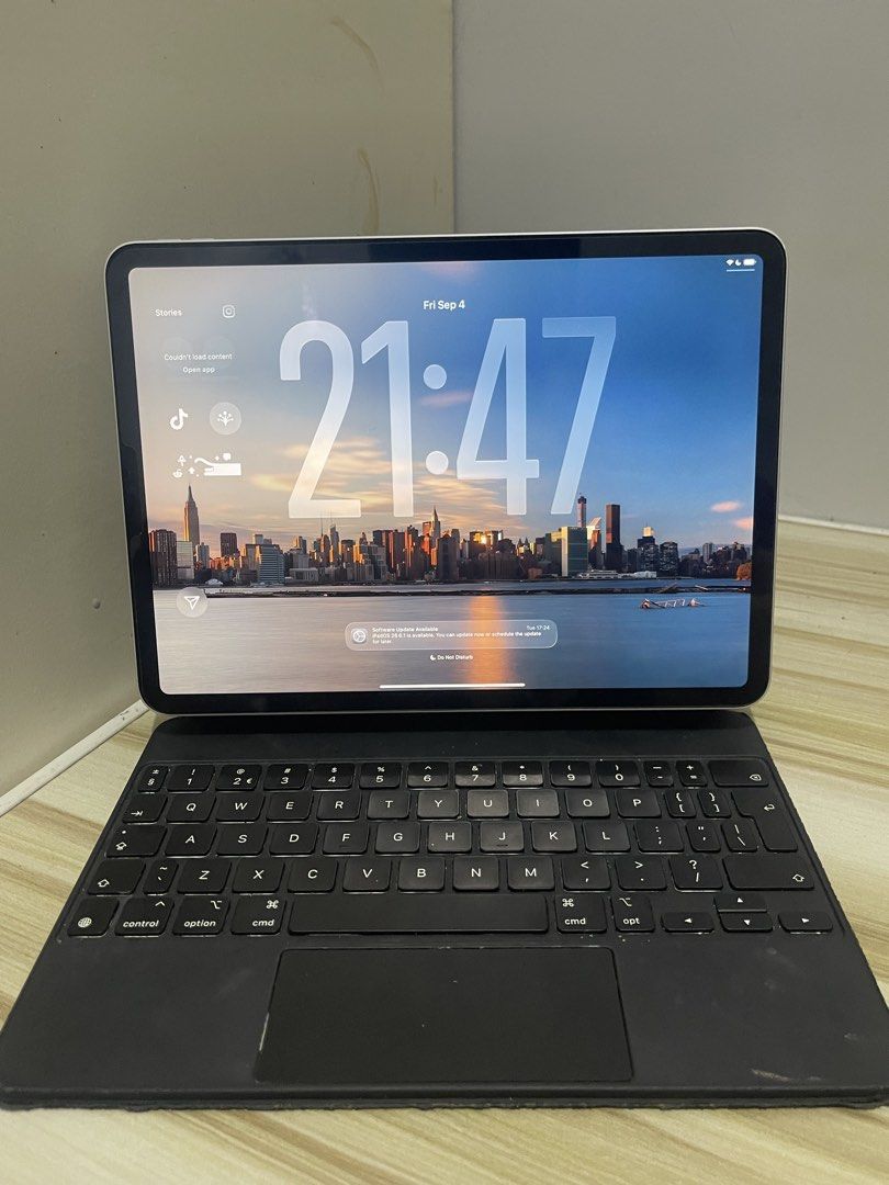 iPad Pro M1 512GB with Apple Keyboard (Category: iPad) located in Manila. Submitted by thriftykiddo (Listing ID 1459625797, Image 2). Description: .