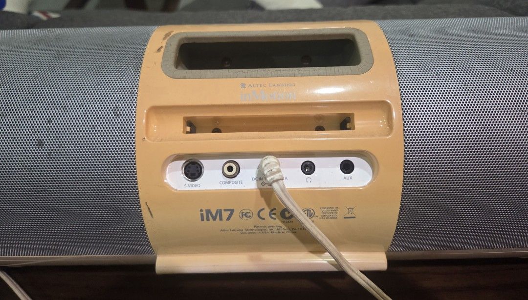 IPod player (Category: Portable Audio Accessories) located in Puchong. Submitted by ceegee007 (Listing ID 1459538892, Image 2). Description: Audio Setup: Features a 4-inch side-firing XdB subwoofer, two 3-inch midrange drivers, and two 1-inch neodymium tweeters.Power Options: Runs on an included AC wall adapter or eight D-size batteries for portable use.Compatibility: Includes a retractable dock that fits most classic iPod models with a dock conn