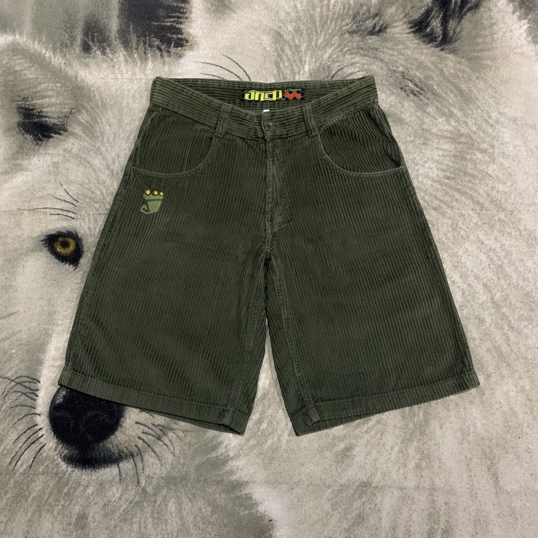 JNCO Stinger 13 Deep Size 32 (Category: Shorts) located in Bulacan. Submitted by puronghustlin (Listing ID 1459624802, Image 3). Description: - JNCO Green Corduroy Shorts - Size 32 -Dimes 34x25 - Classic frog logo embroidered on front pocket - Back pockets included - Ideal for skater or streetwear fashion.