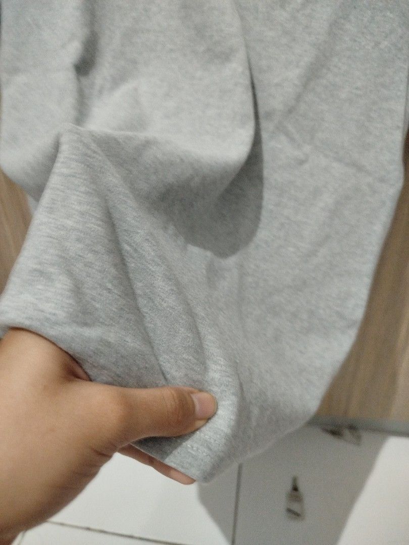 Kaos Joy Basic (Kategori: Atasan) berada di Surabaya. Dikirim oleh prelovednophp (ID iklan 1459636358, Gambar 3). Deskripsi: Kaos Joy Basic abu 🩶 Tebal, lembut & cakep banget dipakai! ✨ Ini aslinya mehong, tapi aku jual segini ajaa 😭🤍 📏 LD: 100-105cm 📏 PJ: 60cm.