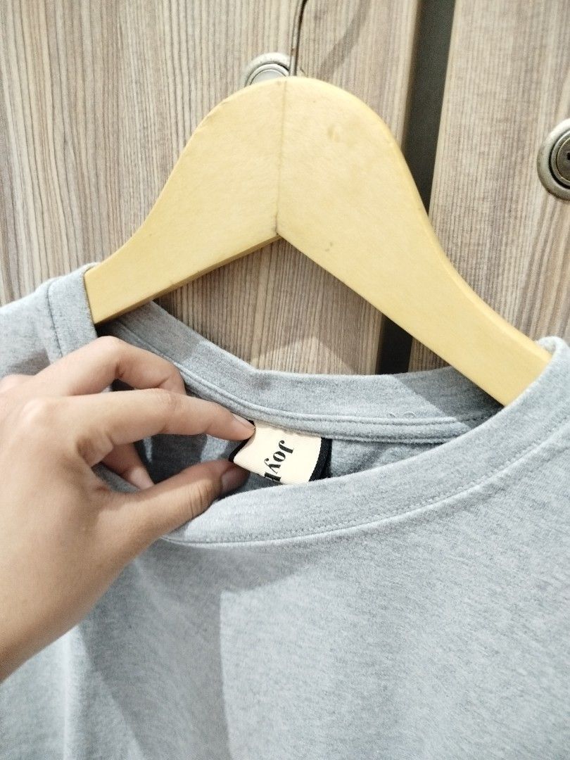 Kaos Joy Basic (Kategori: Atasan) berada di Surabaya. Dikirim oleh prelovednophp (ID iklan 1459636358, Gambar 2). Deskripsi: Kaos Joy Basic abu 🩶 Tebal, lembut & cakep banget dipakai! ✨ Ini aslinya mehong, tapi aku jual segini ajaa 😭🤍 📏 LD: 100-105cm 📏 PJ: 60cm.