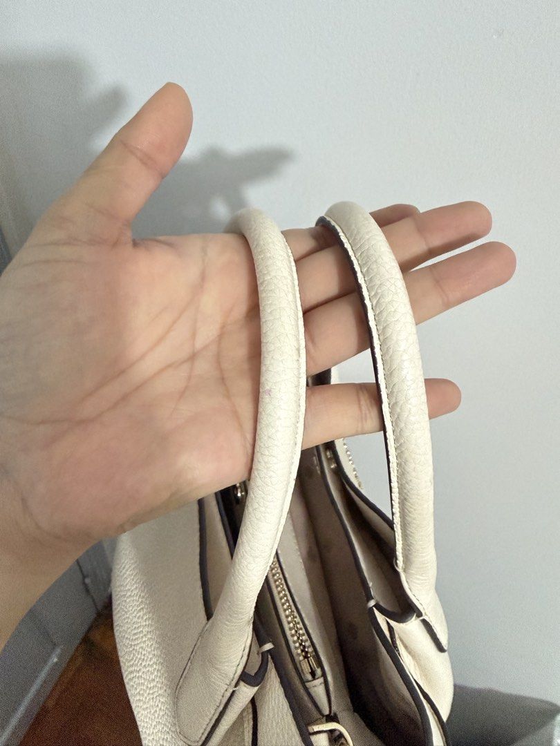 Kate Spade Large Dumpling White (Category: Luxury Bags & Wallets) located in Manila. Submitted by kimcheen (Listing ID 1459639000, Image 3). Description: This is preloved. Original from the US. Condition: 8/10 Large Dumpling!! Super daming mailalagay sa loob as in very spacious. What you see is what you get po. Bawal sa maarte. Measurements · Length: 12.8” · Height: 9.6” · Width: 6.4”. Materials. Pebbled leather; 2 Way Script Logo; Lining: fabric